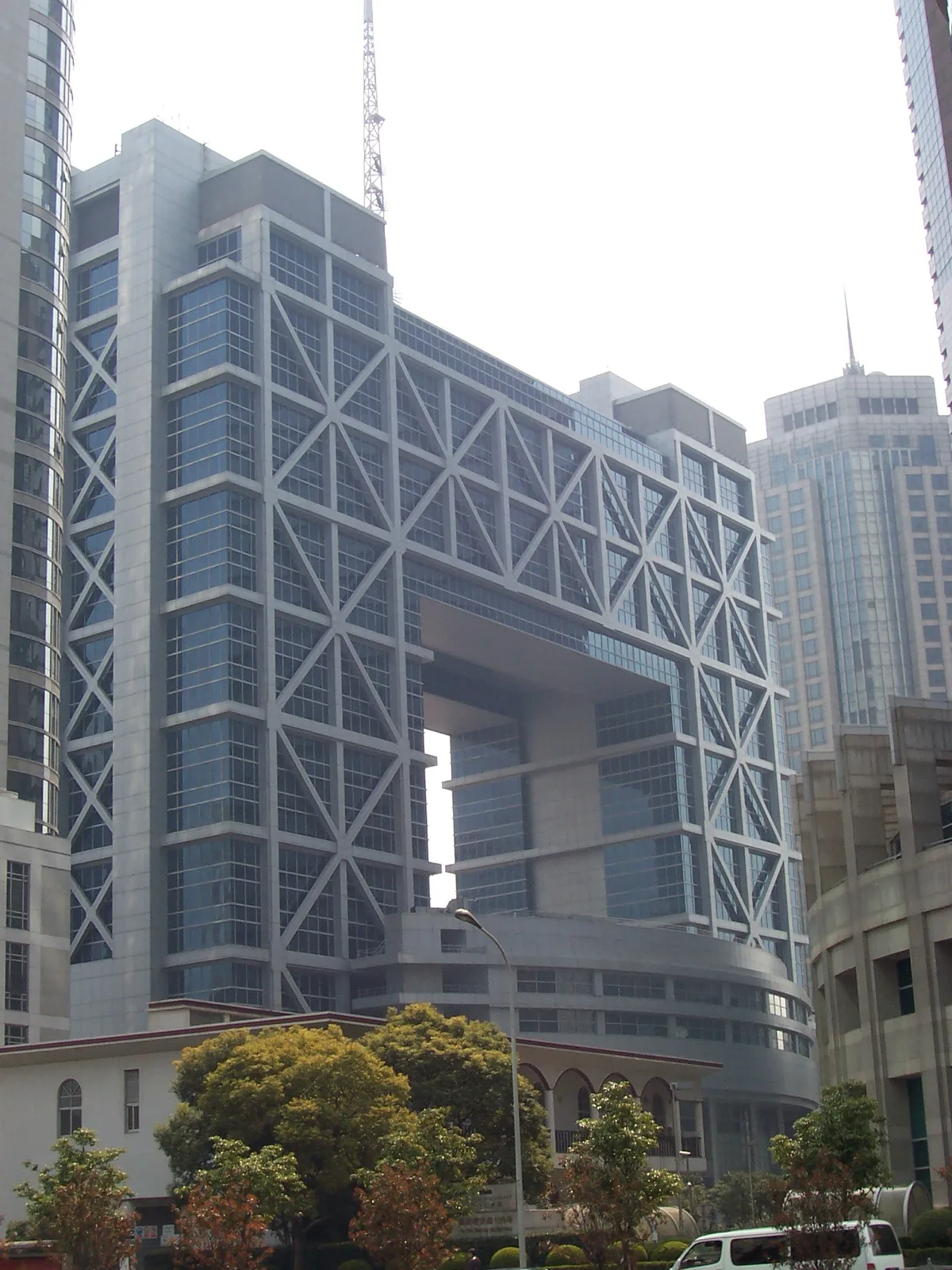 交易所大楼外墙的电子屏幕上滚动显示股票代码与价格数据