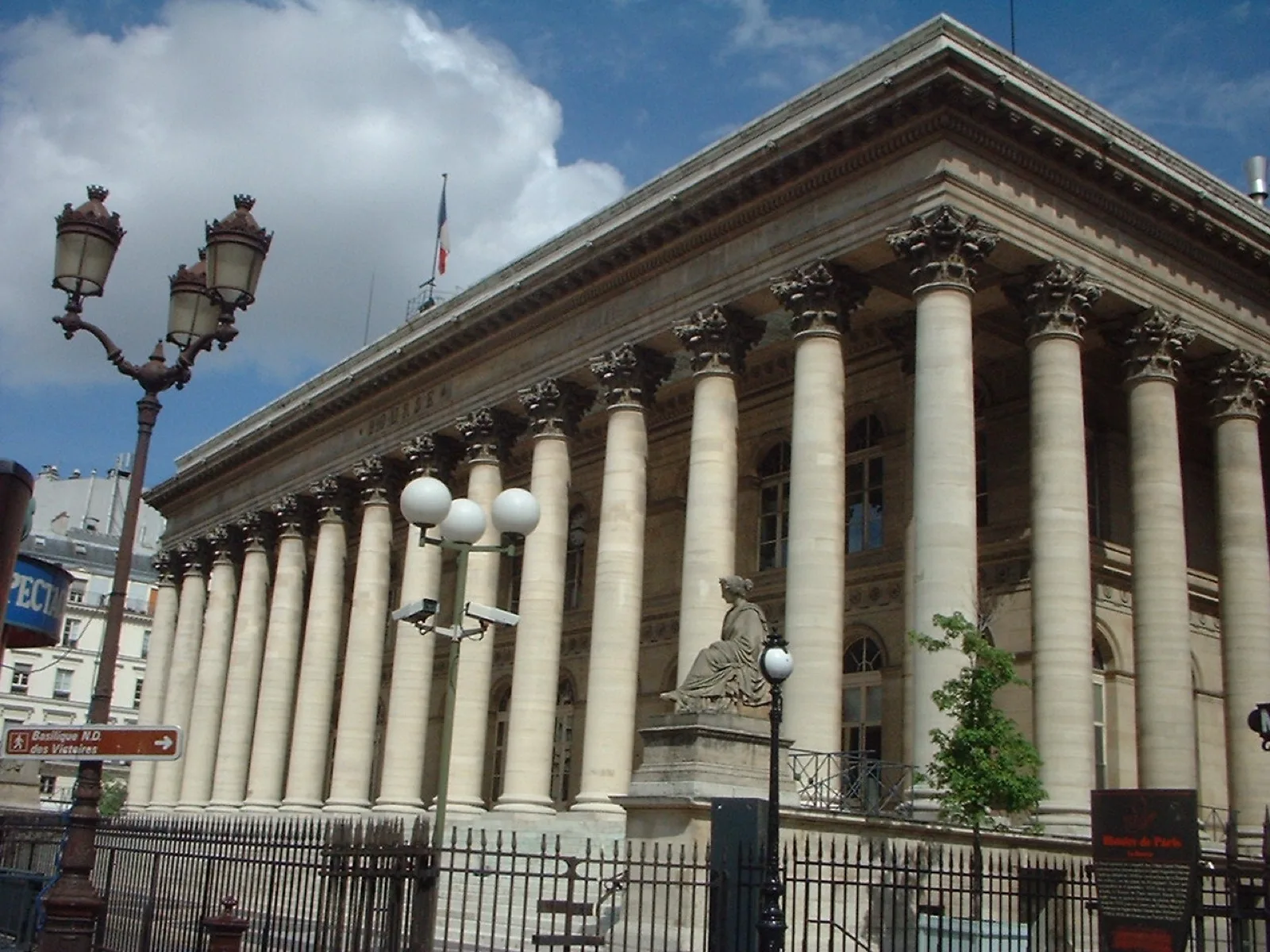 Écran de cotation affichant des graphiques boursiers dans une salle de marché, illustrant le suivi d'une introduction en bourse