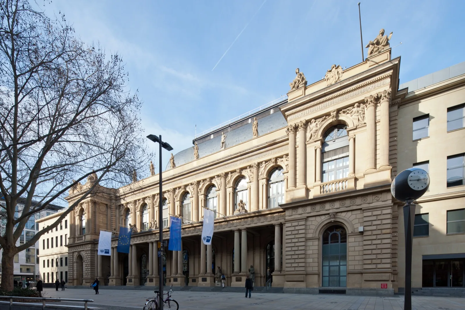 Elektronische Kursanzeigen und Handelsdaten auf Bildschirmen im Handelssaal der Frankfurter Börse