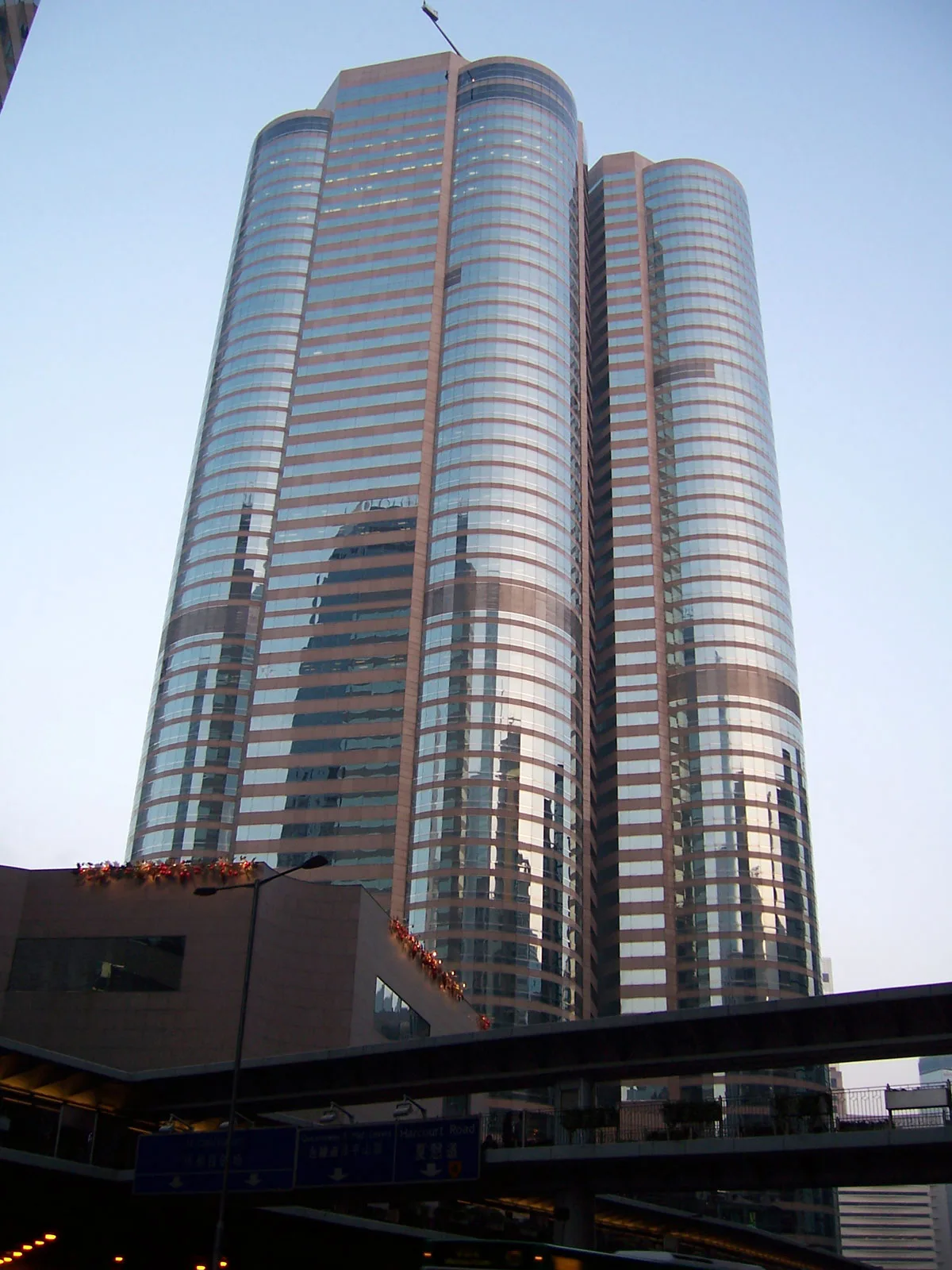 香港交易所大楼外观及电子屏幕显示股票行情,象征新股发行市场