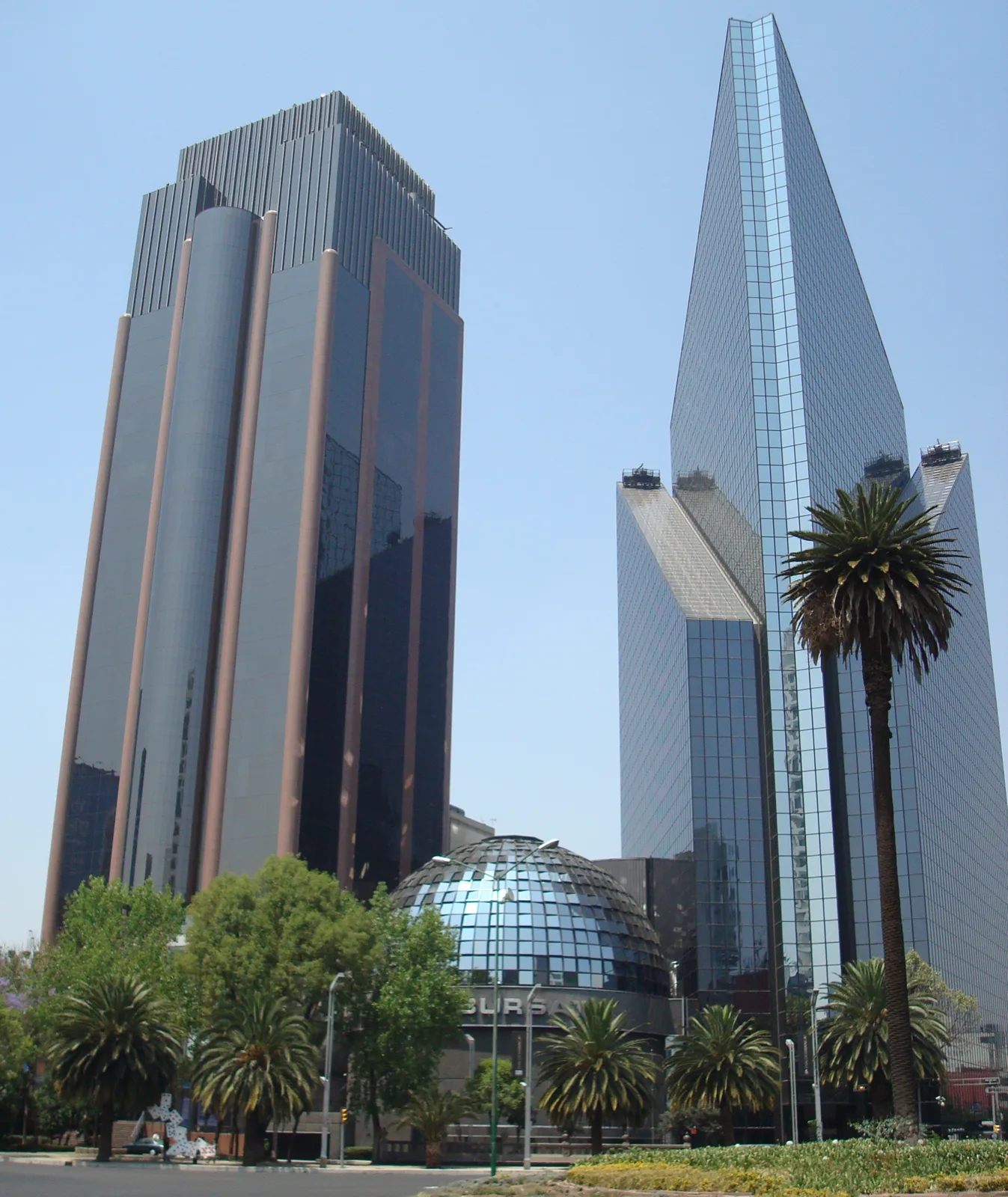 Vista del edificio de la Bolsa Mexicana de Valores en el Paseo de la Reforma, Ciudad de México