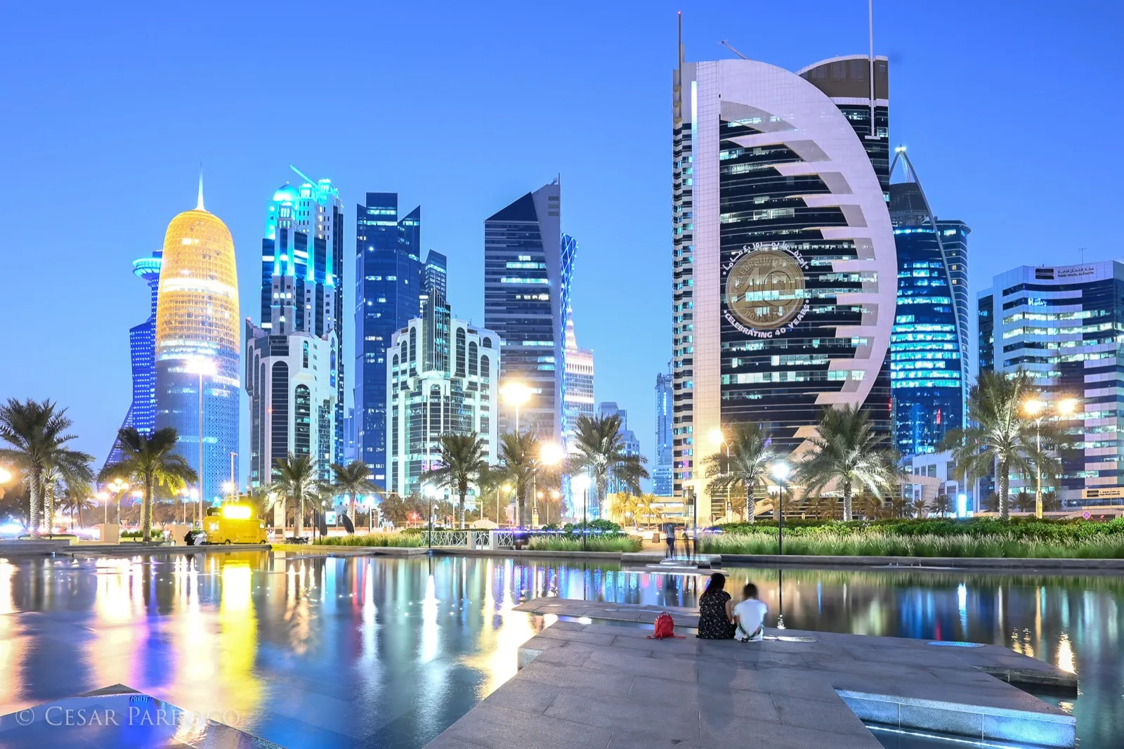 وثائق ورقية تمثل شهادات صكوك وسندات مالية موضوعة على مكتب مع رسوم بيانية توضح تدفقات العائد