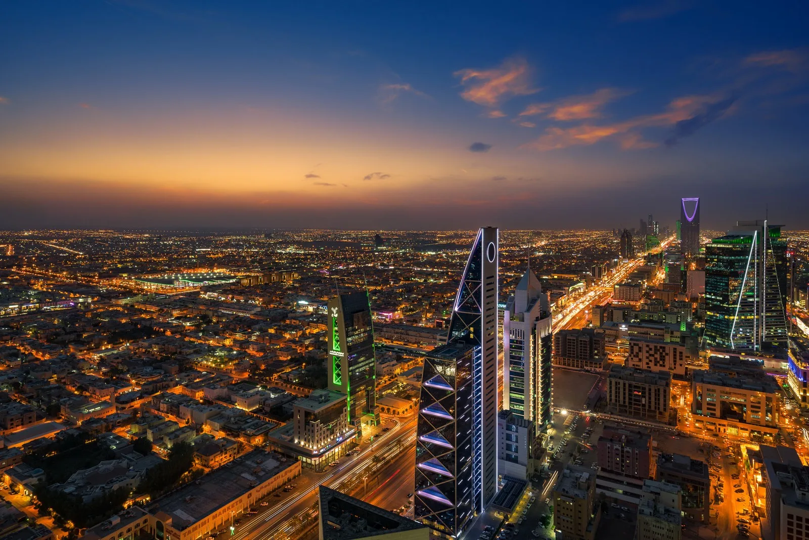 شاشة عرض إلكترونية تعرض أرقام ورسوماً بيانية لمؤشر سوق الأسهم السعودي في قاعة تداول