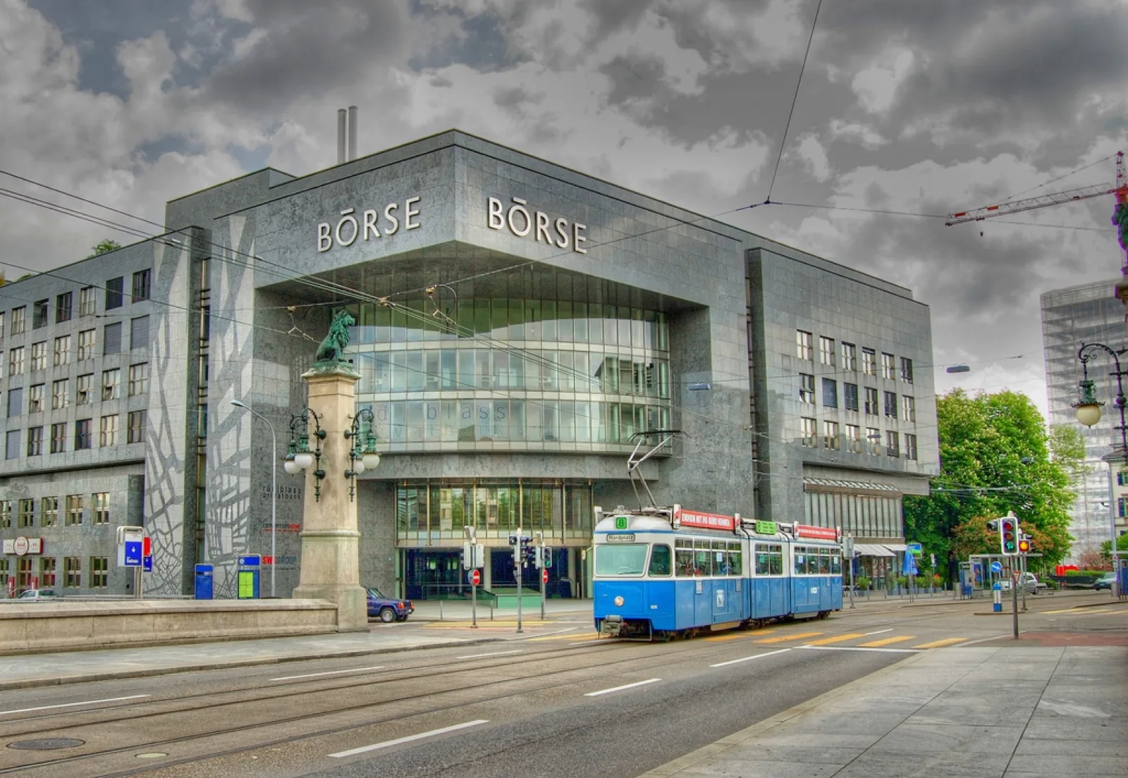 Ein Börsenkurstableau zeigt Aktienkurse und Handelsdaten auf einem digitalen Anzeigebildschirm